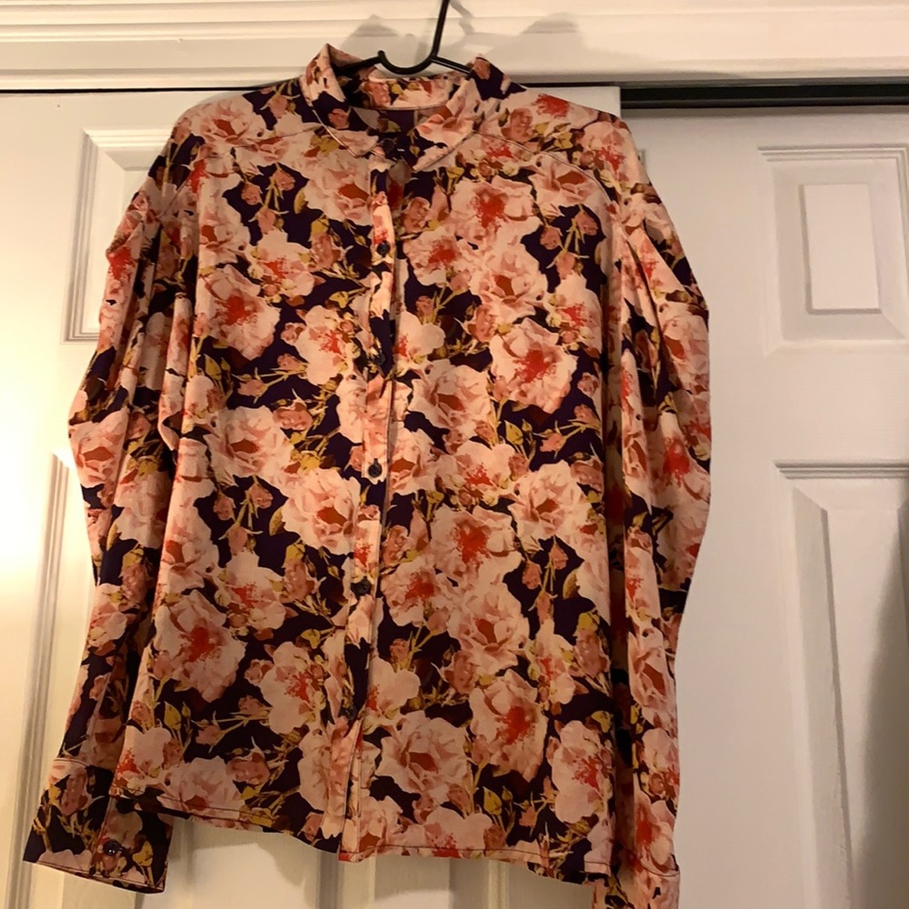 Blusa estampada floral de seda colores,